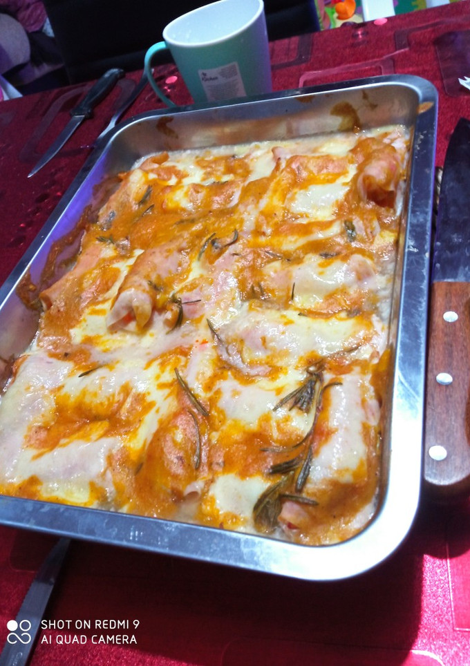 Una foto de Falsos canelones del mar con crema de mango