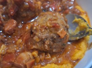 Una foto de Albóndigas con Verduras Deshidratadas y Salsa de Tomate