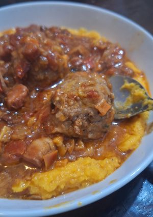 Una foto de Albóndigas con Verduras Deshidratadas y Salsa de Tomate