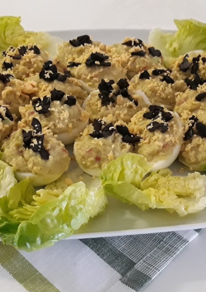 Una foto de Huevos rellenos de guacamole