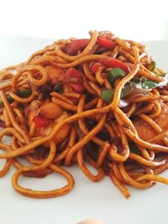 Una foto de Wok de verduras y langostinos