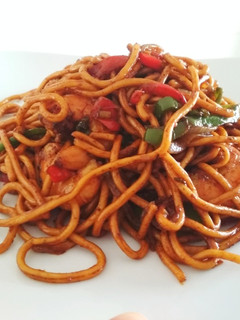 Una foto de Wok de verduras y langostinos