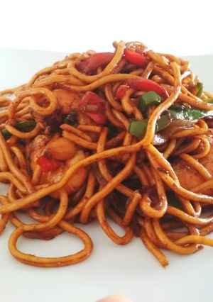 Una foto de Wok de verduras y langostinos