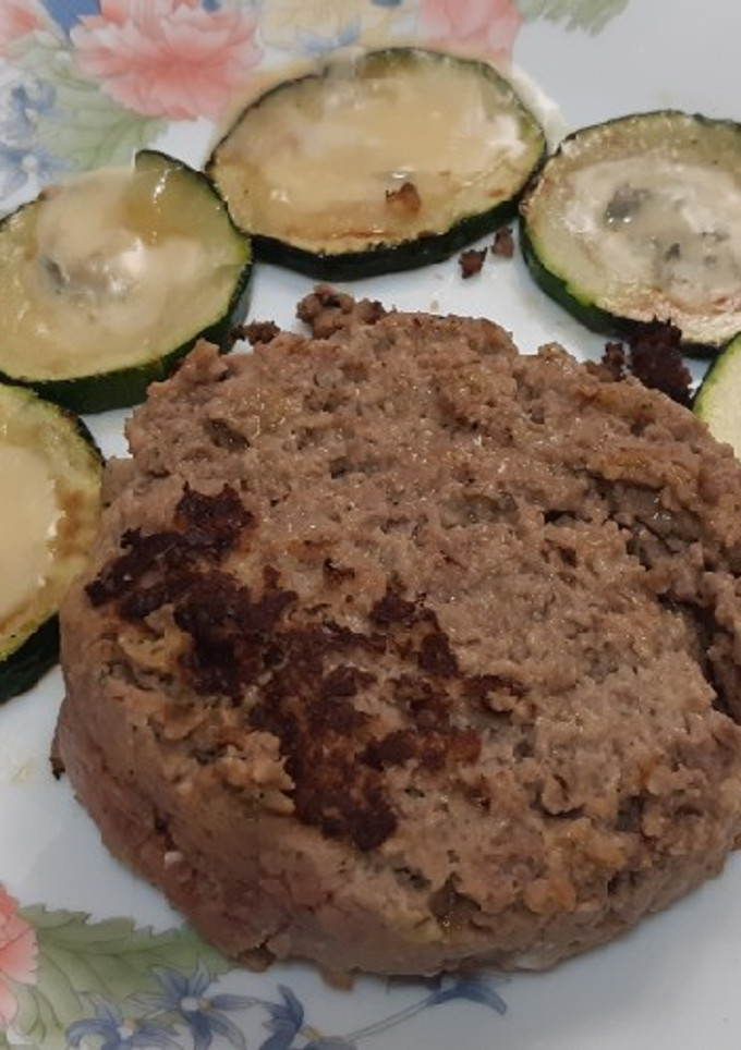 Una foto de Hamburguesa jugosa con calabacín al Gorgonzola