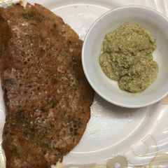A picture of Jowar Dosa and Green chutney.
