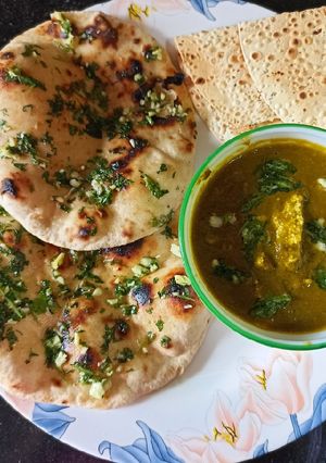 A picture of Lasooni Palak Paneer With Garlic Naan.
