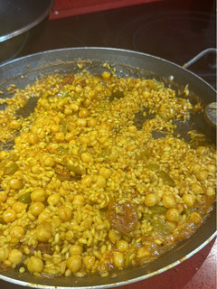 Una foto de Paella con garbanzos y chorizo