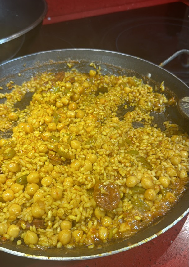 Una foto de Paella con garbanzos y chorizo