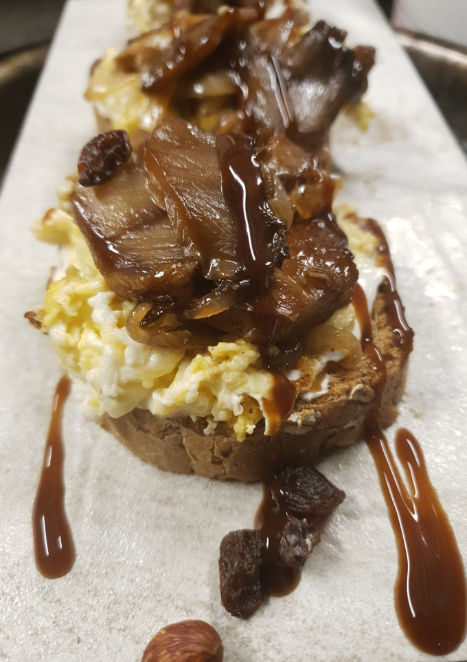 Una foto de 🍄🍄Tosta de setas y cebolla caramelizada con huevo revuelto🍄🍄
