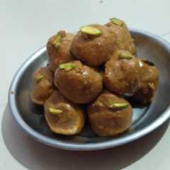 A picture of बेसन के लड्डू (besan ke ladoo recipe in Hindi).