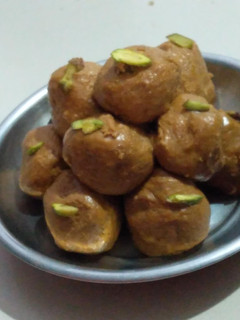 बेसन के लड्डू (besan ke ladoo recipe in Hindi) रेसिपी मुख्य फोटो