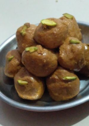 बेसन के लड्डू (besan ke ladoo recipe in Hindi) रेसिपी मुख्य फोटो