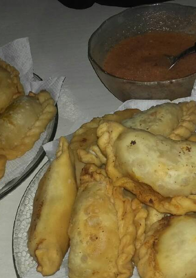 Una foto de Empanadas de carne cortada a cuchillo y salsita picante