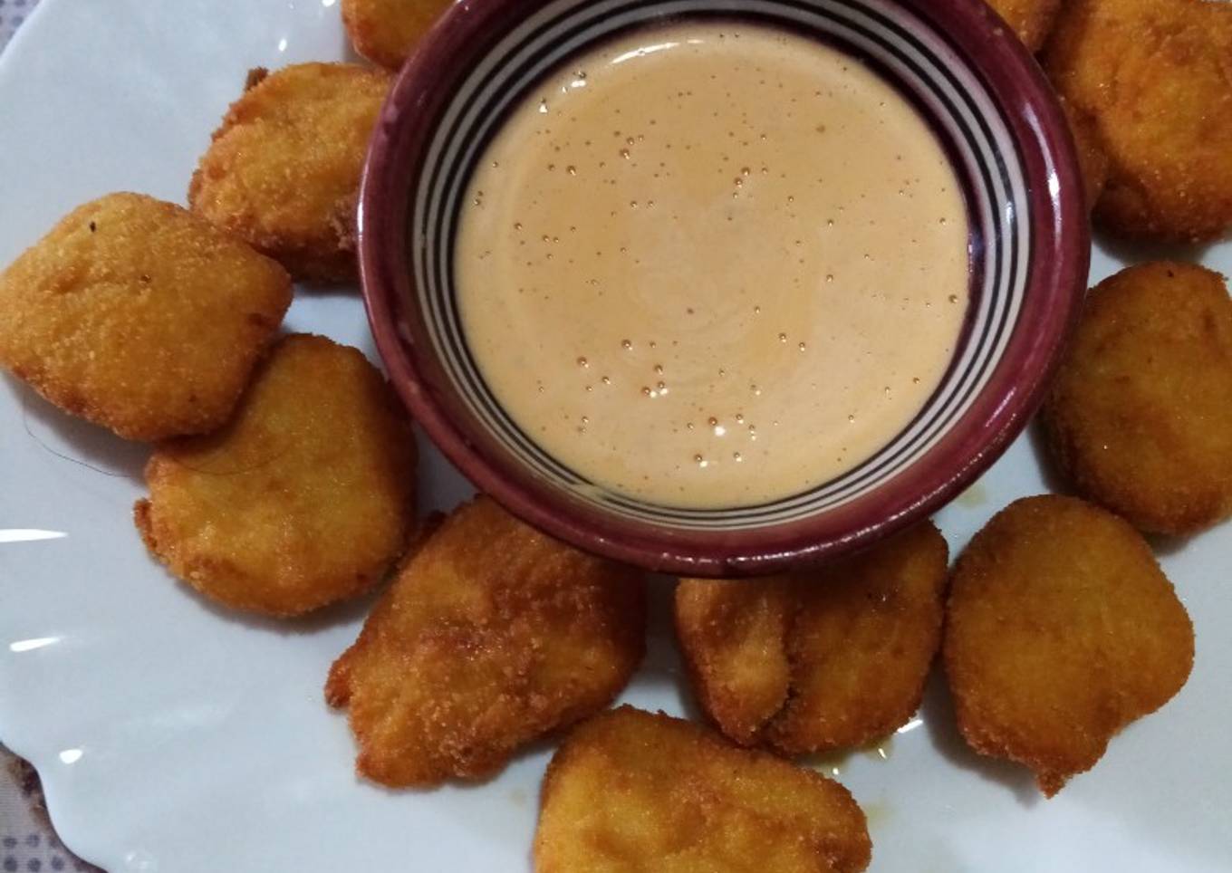 Nuggets de pollo, con salsa a mi estilo