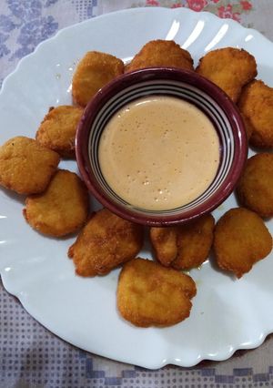Una foto de Nuggets de pollo, con salsa a mi estilo