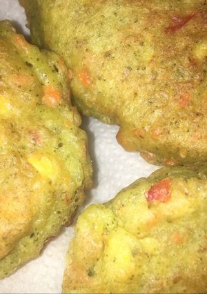 Una foto de Torrejas de brócoli, pimiento, choclo, zanahoria y semillas
