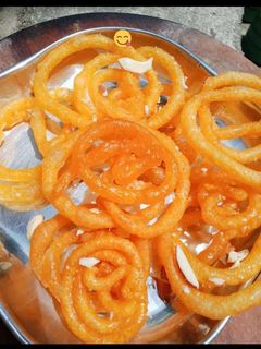जिलेबी (jalebi recipe in marathi) रेसिपी चे मुख्य फोटो