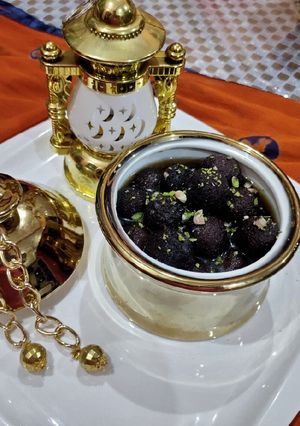 A picture of Falhari gulab jamun.