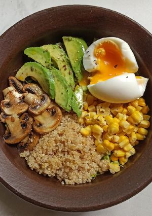 Una foto de Bol de quinoa, champiñones, palta