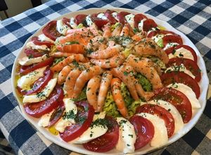 Une photo de Salade de crevettes roses,tomates, mozzarella di buffala,sucrine,citron et persil