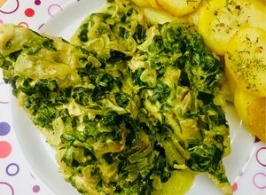 Una foto de SUPREMAS DE 🍗POLLO🍗 FILETEADAS (A LA CREMA DE ESPINACA) 🫕🍗🍽️🍷🫕🍗😋😋👏