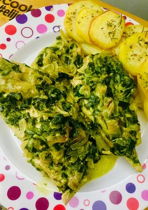 Una foto de SUPREMAS DE 🍗POLLO🍗 FILETEADAS (A LA CREMA DE ESPINACA) 🫕🍗🍽️🍷🫕🍗😋😋👏