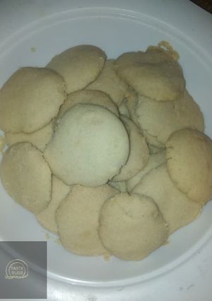 A picture of Gireba (local cookies).