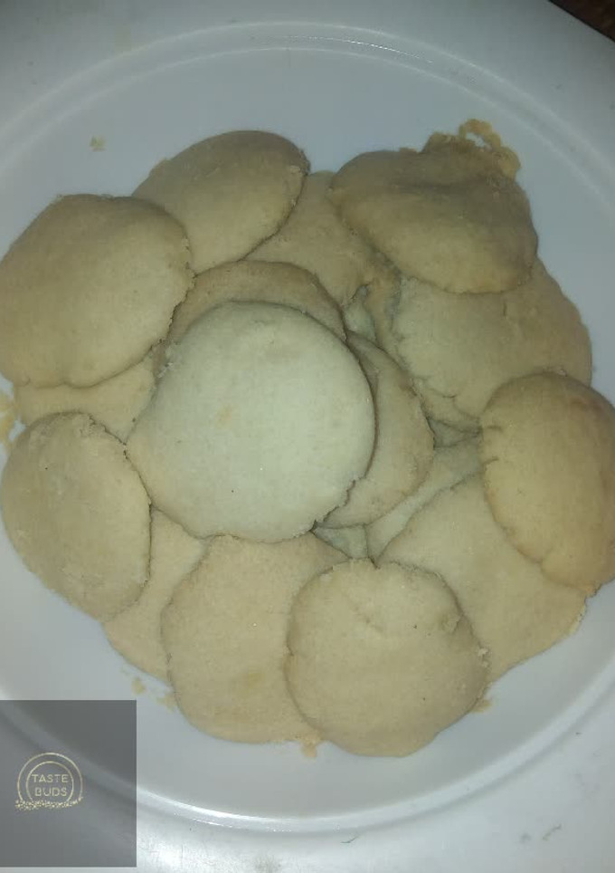 A picture of Gireba (local cookies).