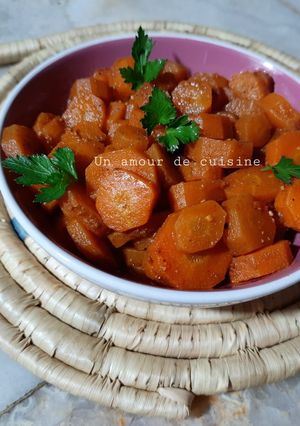 Une photo de Zroudia mcharmla/ carottes en sauce au carvi 🥕