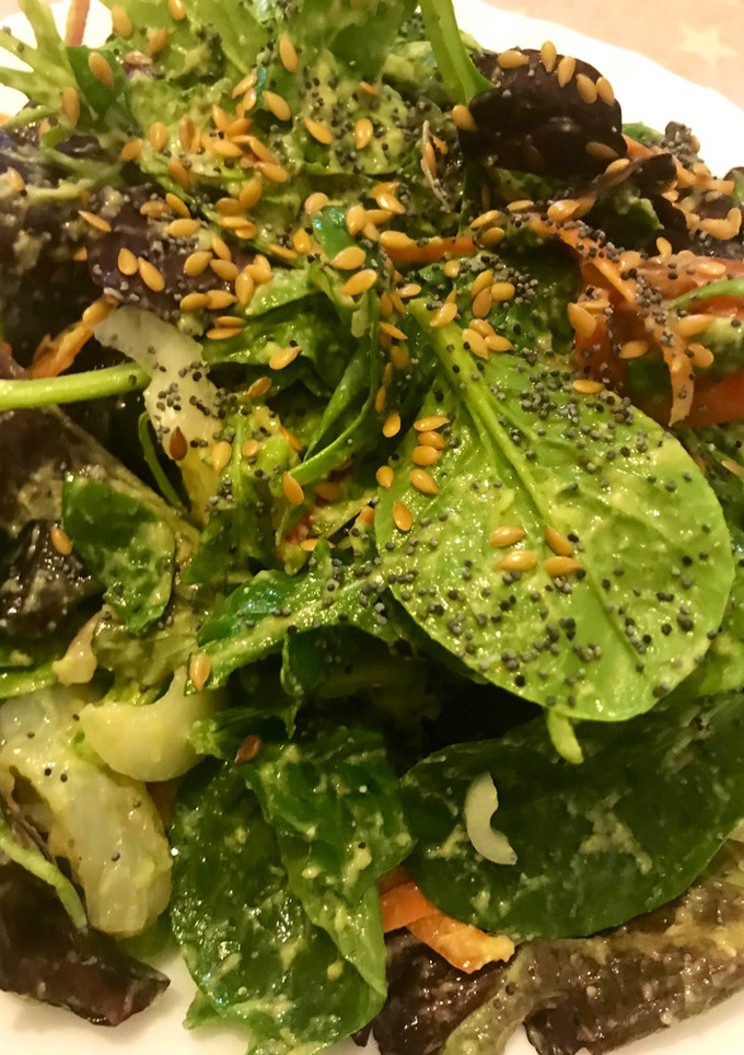 Una foto de Ensalada de bacalao, aguacate y manzana