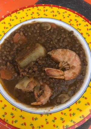 Una foto de Lentejas con Gambones y alcachofas