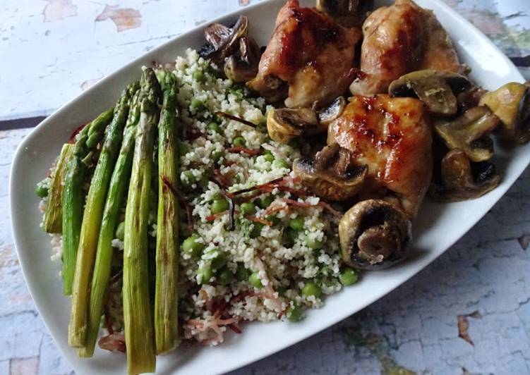 Medalhões de coelho com cuscuz de ervilhas e hortelã com espargos tostados