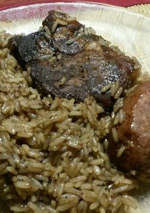 Una foto de Bondiola y chorizo con arroz y azúcar negra