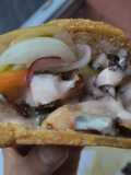Arepa🫓de maíz🌽pelado rellena de carne asada🥩y ensalada🥙🧆