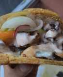 Arepa🫓de maíz🌽pelado rellena de carne asada🥩y ensalada🥙🧆