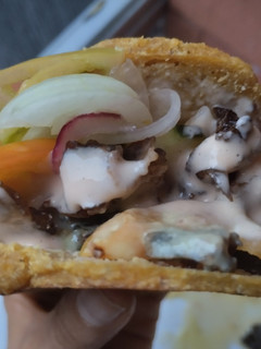 Una foto de Arepa🫓de maíz🌽pelado rellena de carne asada🥩y ensalada🥙🧆