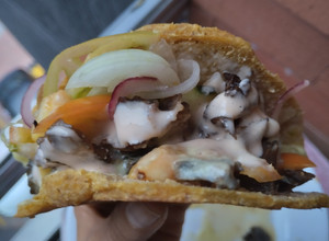 Una foto de Arepa🫓de maíz🌽pelado rellena de carne asada🥩y ensalada🥙🧆