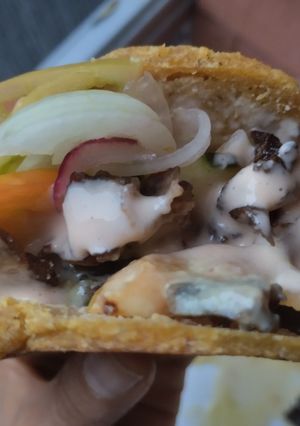 Una foto de Arepa🫓de maíz🌽pelado rellena de carne asada🥩y ensalada🥙🧆