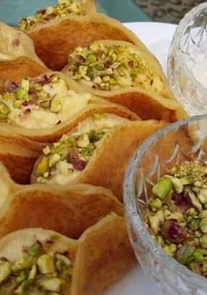 A picture of Qatayef (middle Eastern dessert).