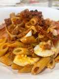 Pennette al Forno con Tritato Misto, Salsiccia, Scamorza Affumicata, Uova Sode e Prosciutto Cotto