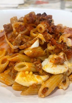 Foto di Pennette al Forno con Tritato Misto, Salsiccia, Scamorza Affumicata, Uova Sode e Prosciutto Cotto