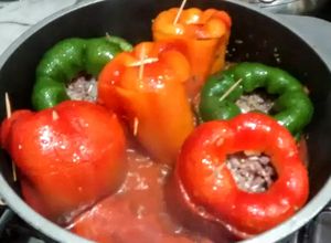 Una foto de Ajíes rellenos de carne y arroz en salsa