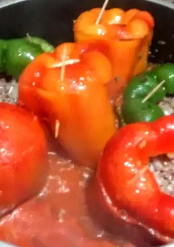 Una foto de Ajíes rellenos de carne y arroz en salsa