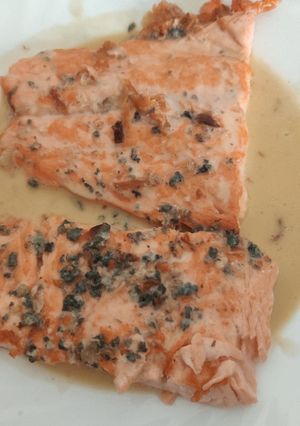 Una foto de Salmón a la plancha con salsa roquefort