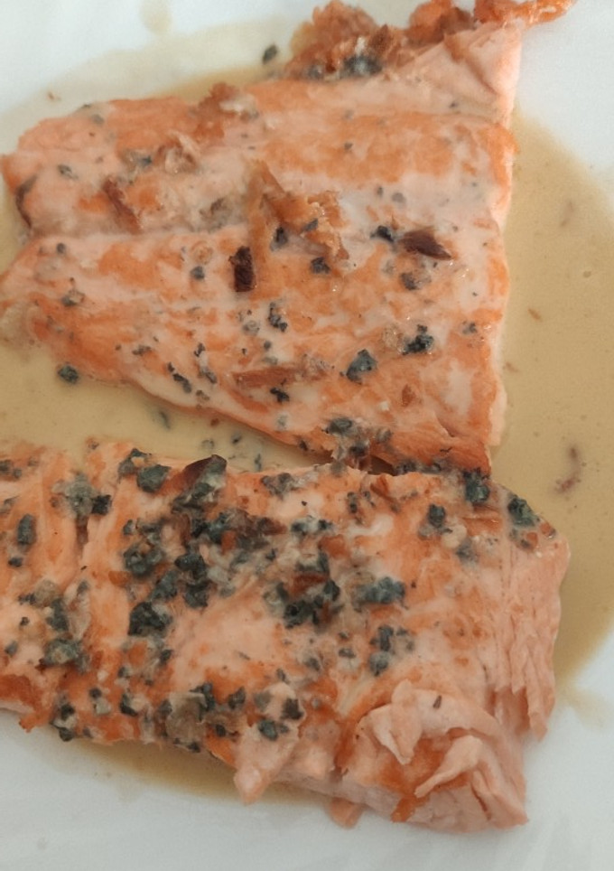 Una foto de Salmón a la plancha con salsa roquefort