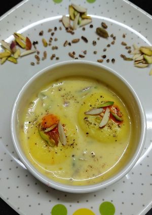 કેસરીયા રસમલાઈ(kesaria rasmalai in Gujarati) રેસીપી મુખ્ય ફોટો