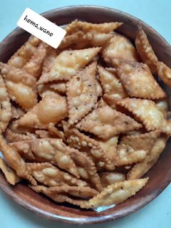 तिखट खारे शंकरपाळे (tikhat khare shankarpale recipe in marathi) रेसिपी चे मुख्य फोटो