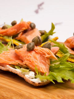 Una foto de Galletas saladas con Salmón Ahumado en caliente