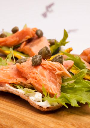 Una foto de Galletas saladas con Salmón Ahumado en caliente