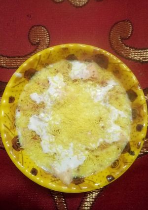 A picture of Dahi vada.